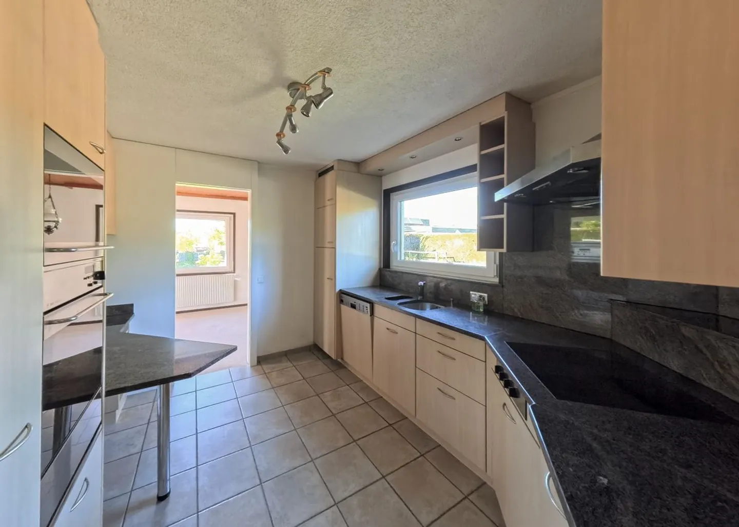 Charmante maison individuelle avec grand jardin et beaucoup de potentiel - Photo 2 sur 7