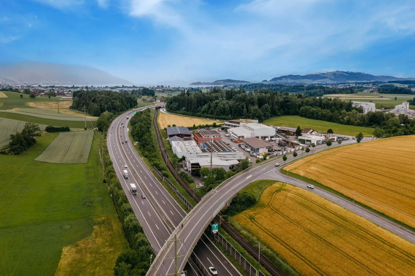 Espaces commerciaux et de stockage attractifs dans un emplacement de choix entre Zurich et Zug - Photo 1 sur 13