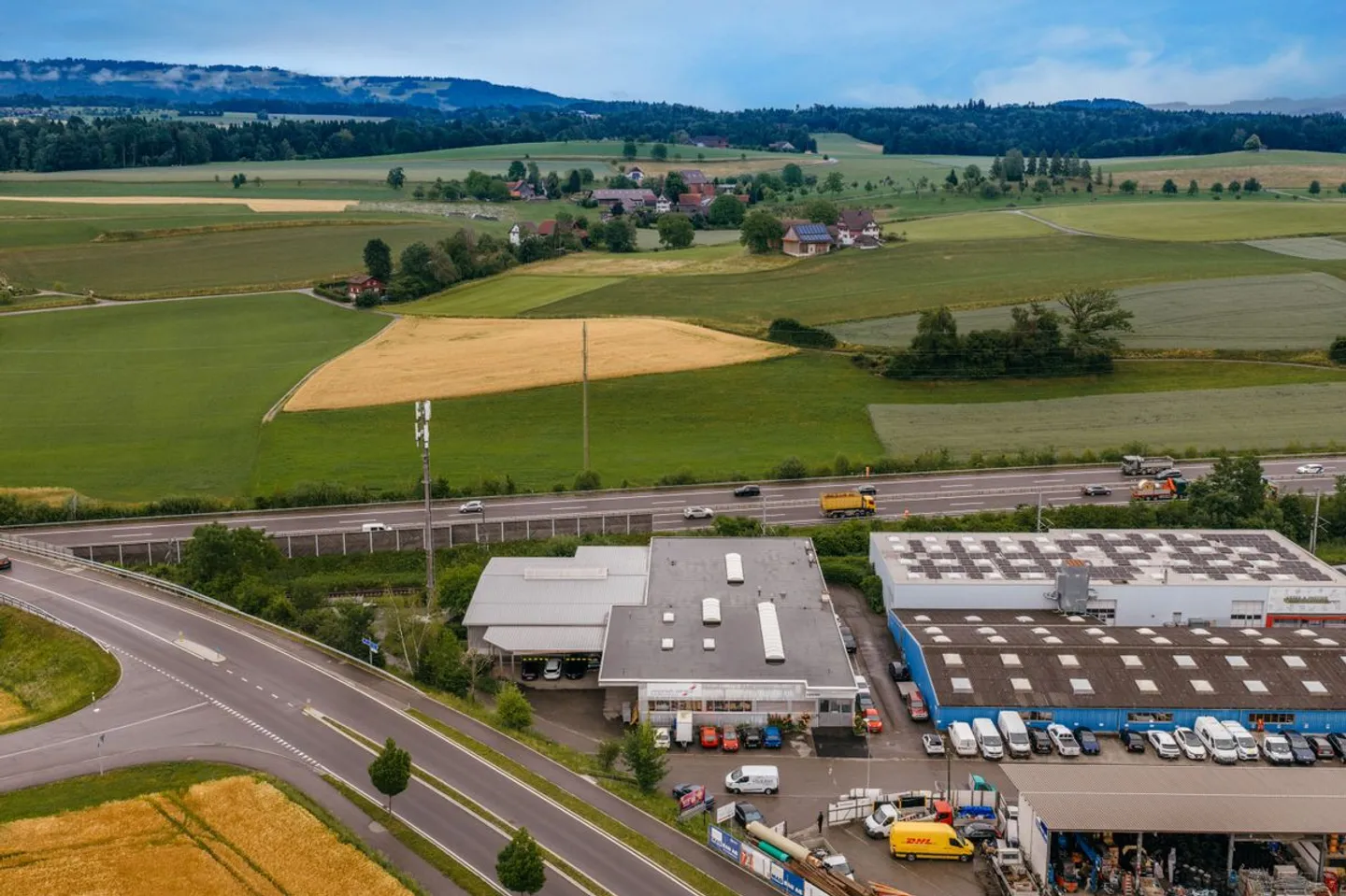 Espaces commerciaux et de stockage attractifs dans un emplacement de choix entre Zurich et Zug - Photo 2 sur 13