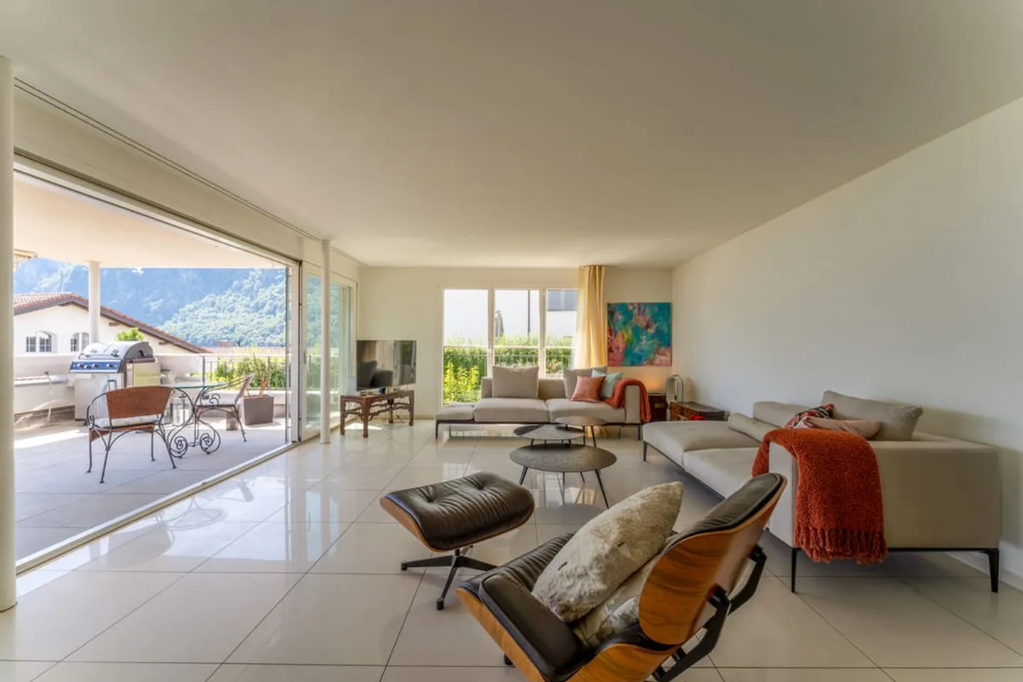 Exclusive Apartment in Hergiswil - Dreamlike Location - Tax-Friendly Living - Photo 3 of 13