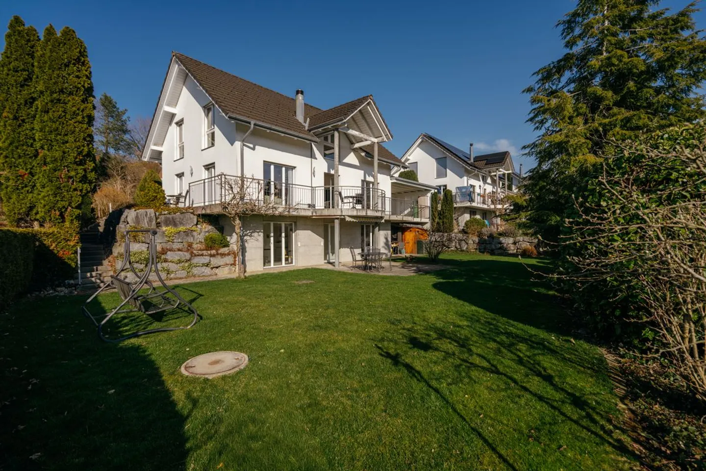 Exclusive 6½-room single-family house in the best residential area in Wohlen - Photo 1 of 13