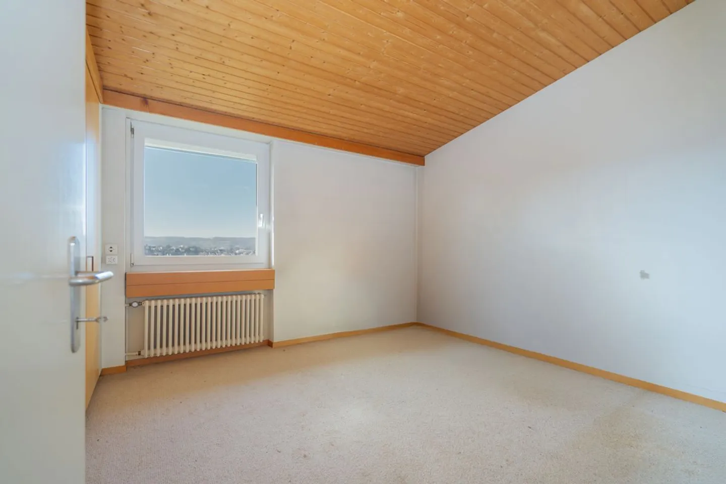 Spacious property in idyllic location with many possibilities - Photo 8 of 13