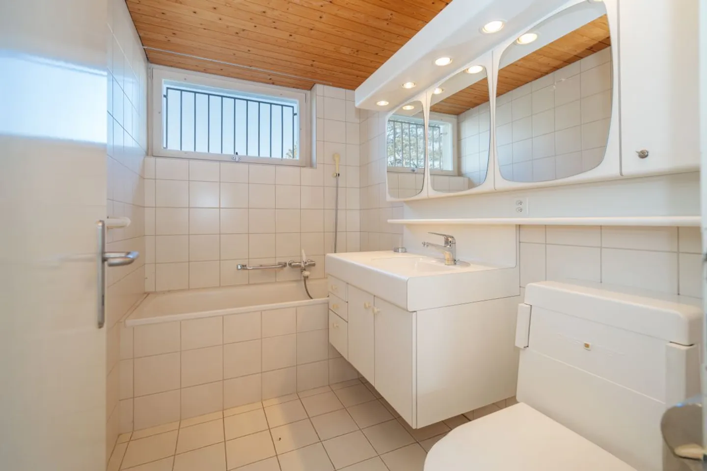 Spacious property in idyllic location with many possibilities - Photo 9 of 13