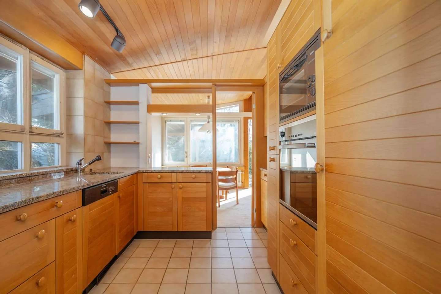 Spacious property in idyllic location with many possibilities - Photo 7 of 13