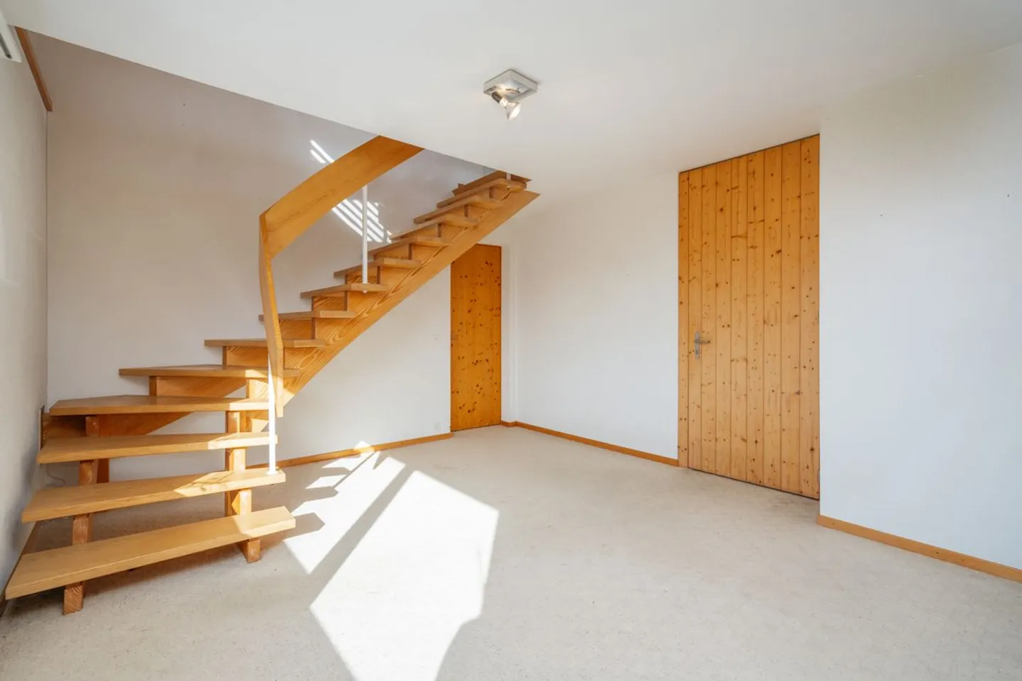 Spacious property in idyllic location with many possibilities - Photo 10 of 13