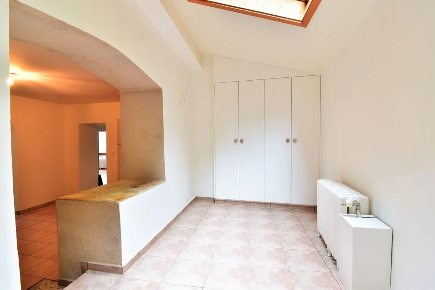 Incantevole appartamento di 4,5 locali ristrutturato nel cuore del paese - Foto 2 di 13