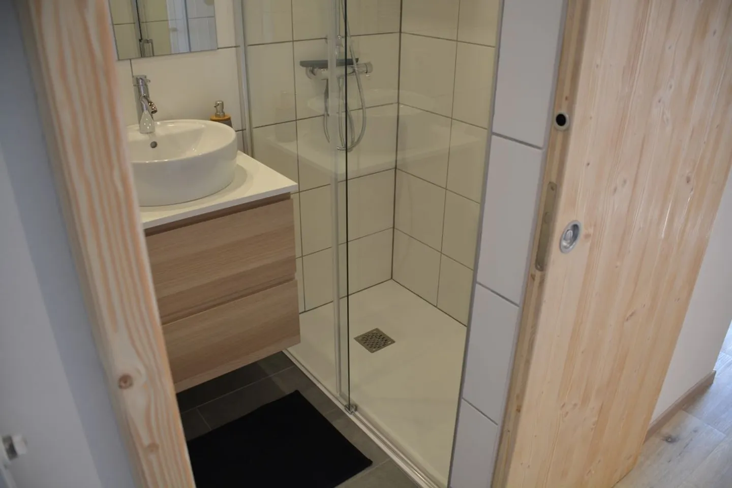 Charming 2.5-room furnished apartment with garden just steps from the cable cars - Photo 4 of 9