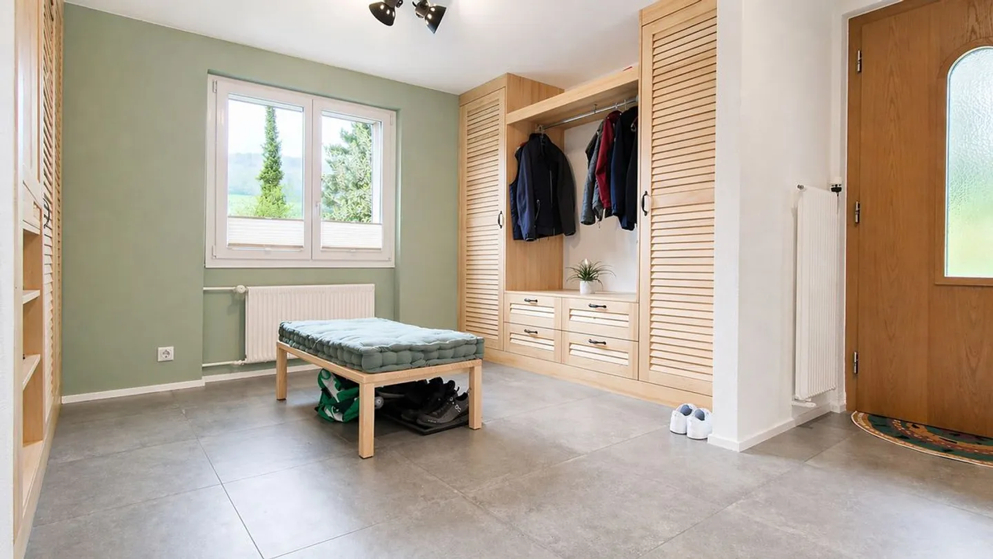 Spacious family house with plenty of space and 924 m² plot in Reigoldswil - Photo 10 of 13