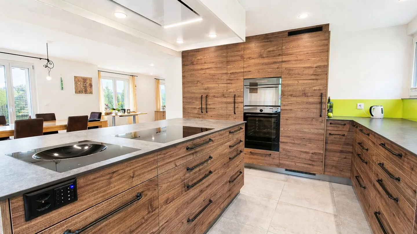 Spacious family house with plenty of space and 924 m² plot in Reigoldswil - Photo 2 of 13