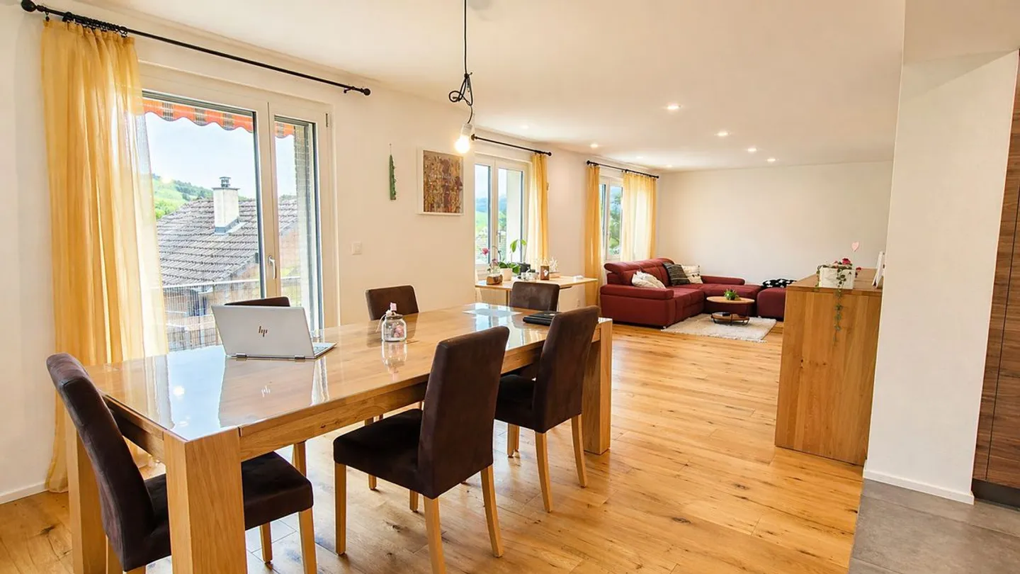 Spacious family house with plenty of space and 924 m² plot in Reigoldswil - Photo 3 of 13