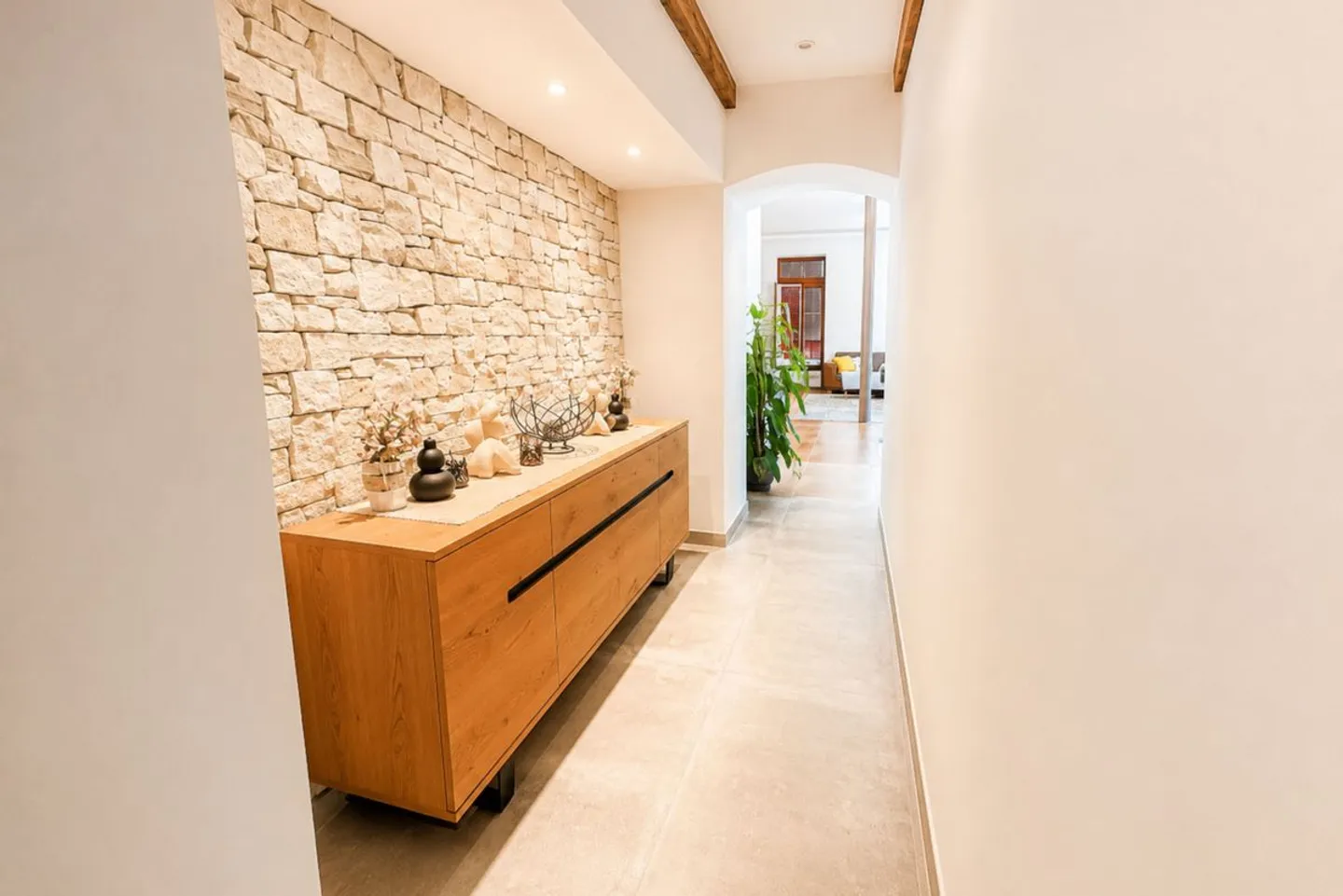 Luxurious light-filled apartment - Photo 6 of 13