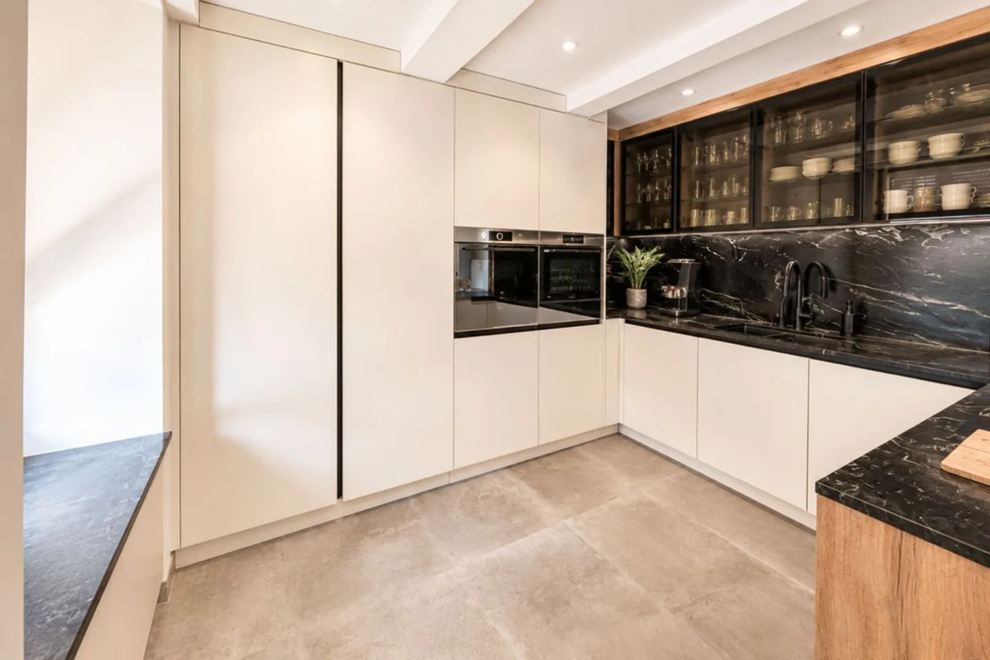 Luxurious light-filled apartment - Photo 2 of 13