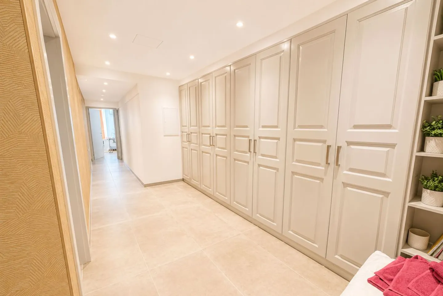 Luxurious light-filled apartment - Photo 5 of 13