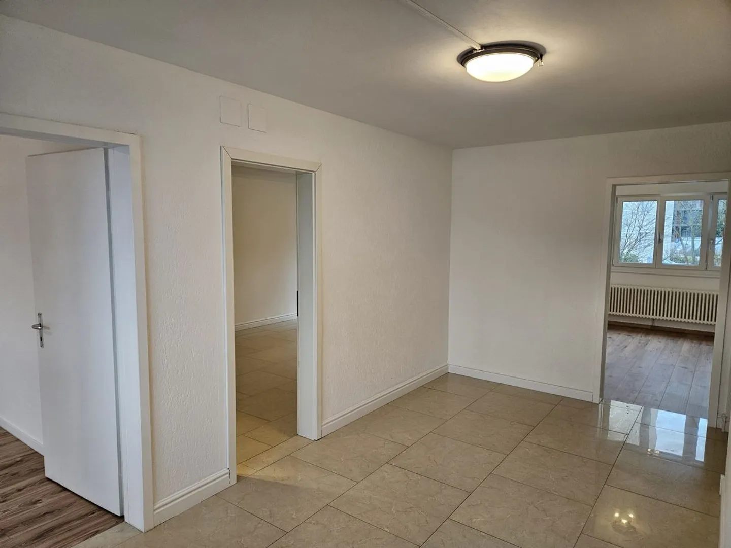 VIVERE CON UNA VISTA: APPARTAMENTO RINNOVATO CON BALCONE E POSTO AUTO - Foto 3 di 11