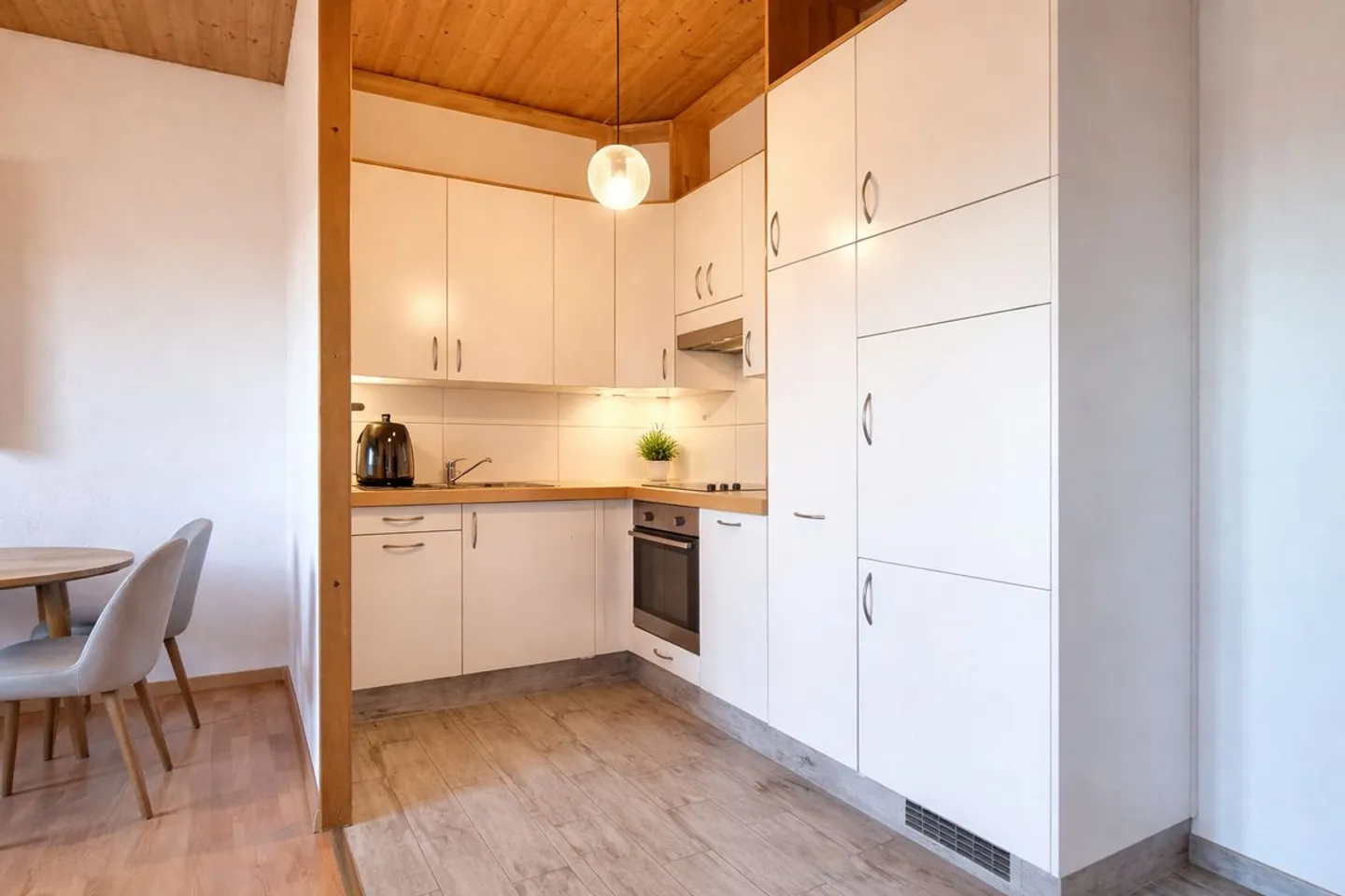 Penthouse with character and development potential in Basel - Photo 4 of 9