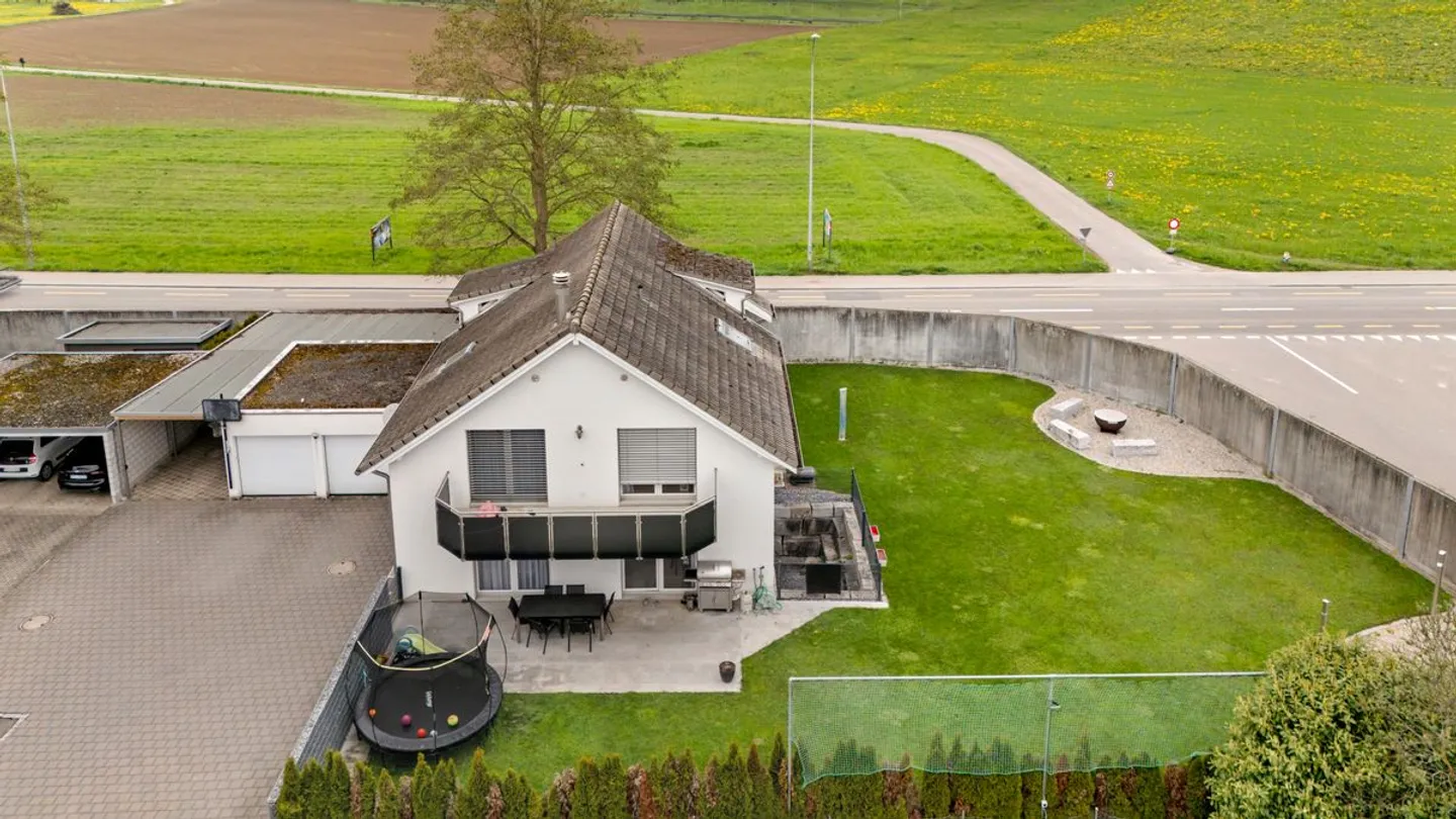 Propriété exclusive de 8,5 pièces avec beaucoup d'espace extérieur - Photo 2 sur 8