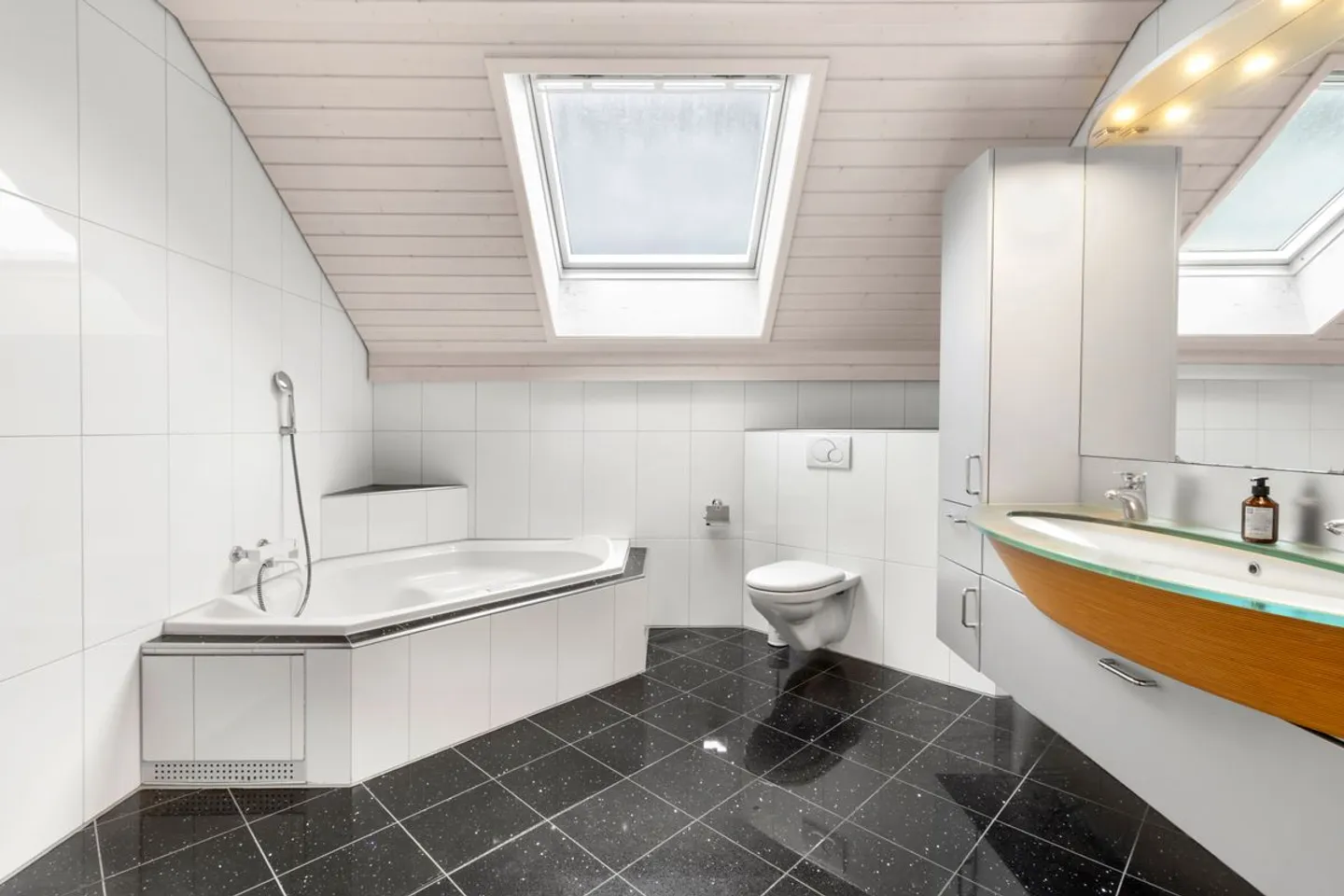 Propriété exclusive de 8,5 pièces avec beaucoup d'espace extérieur - Photo 7 sur 8