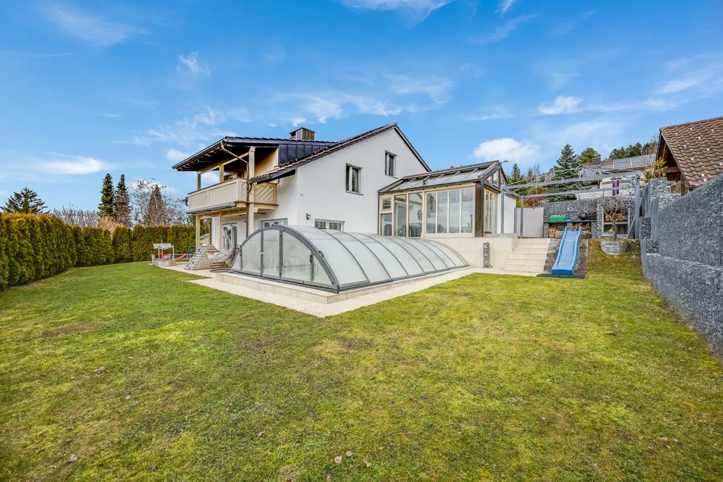 Rarità in Posizione Privilegiata con Piscina, Giardino d'Inverno e Lounge per Grigliate Frescamente Ristrutturato - Foto 1 di 13