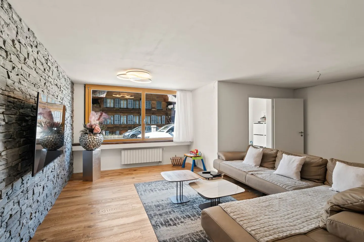 Modern converted 4.5-room apartment with 135 m² of living space - Photo 7 of 13