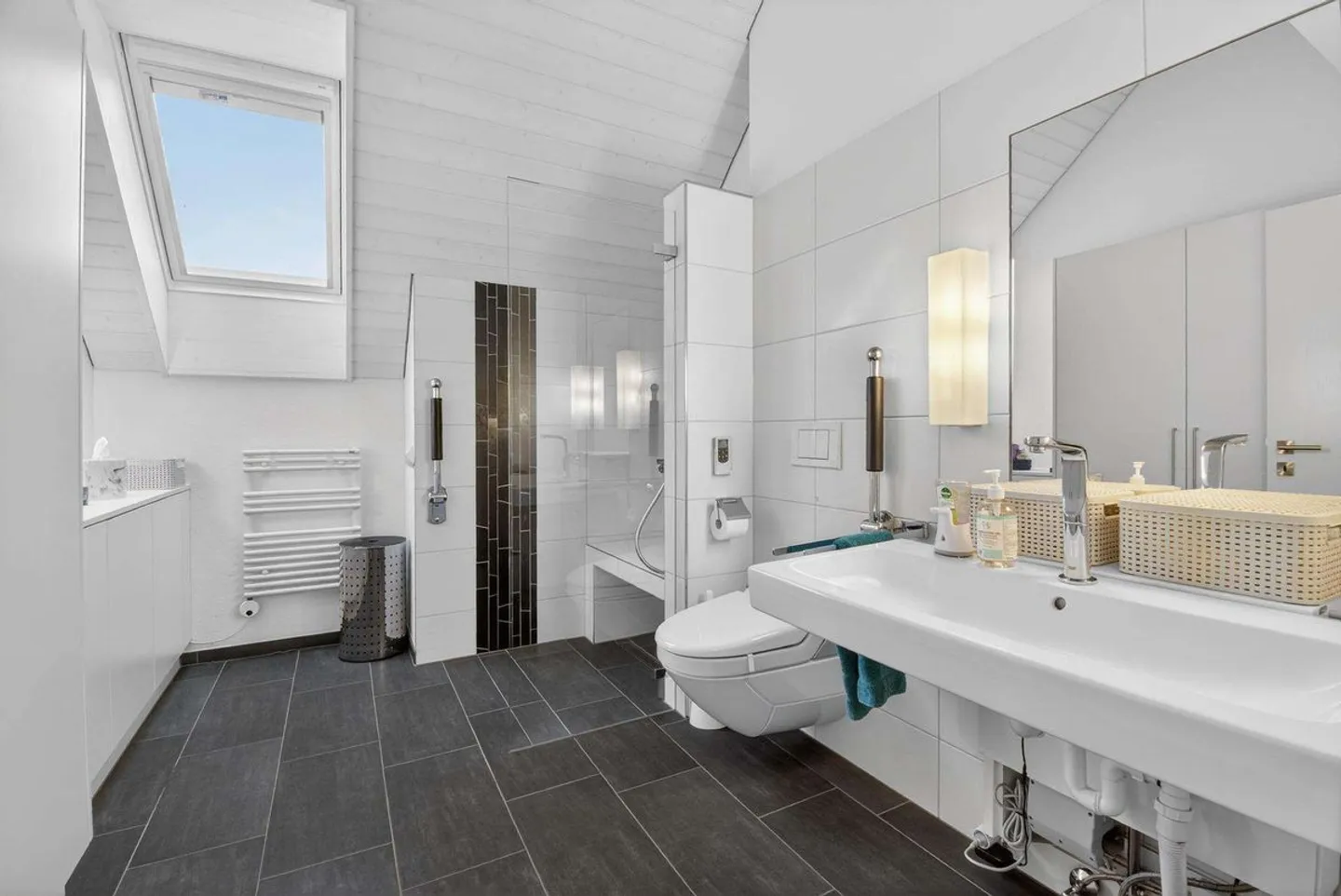 Maisonette en attique bien entretenue et lumineuse avec vue dégagée et possibilité de créer 2 appartements à partir de celle-ci - Photo 2 sur 7