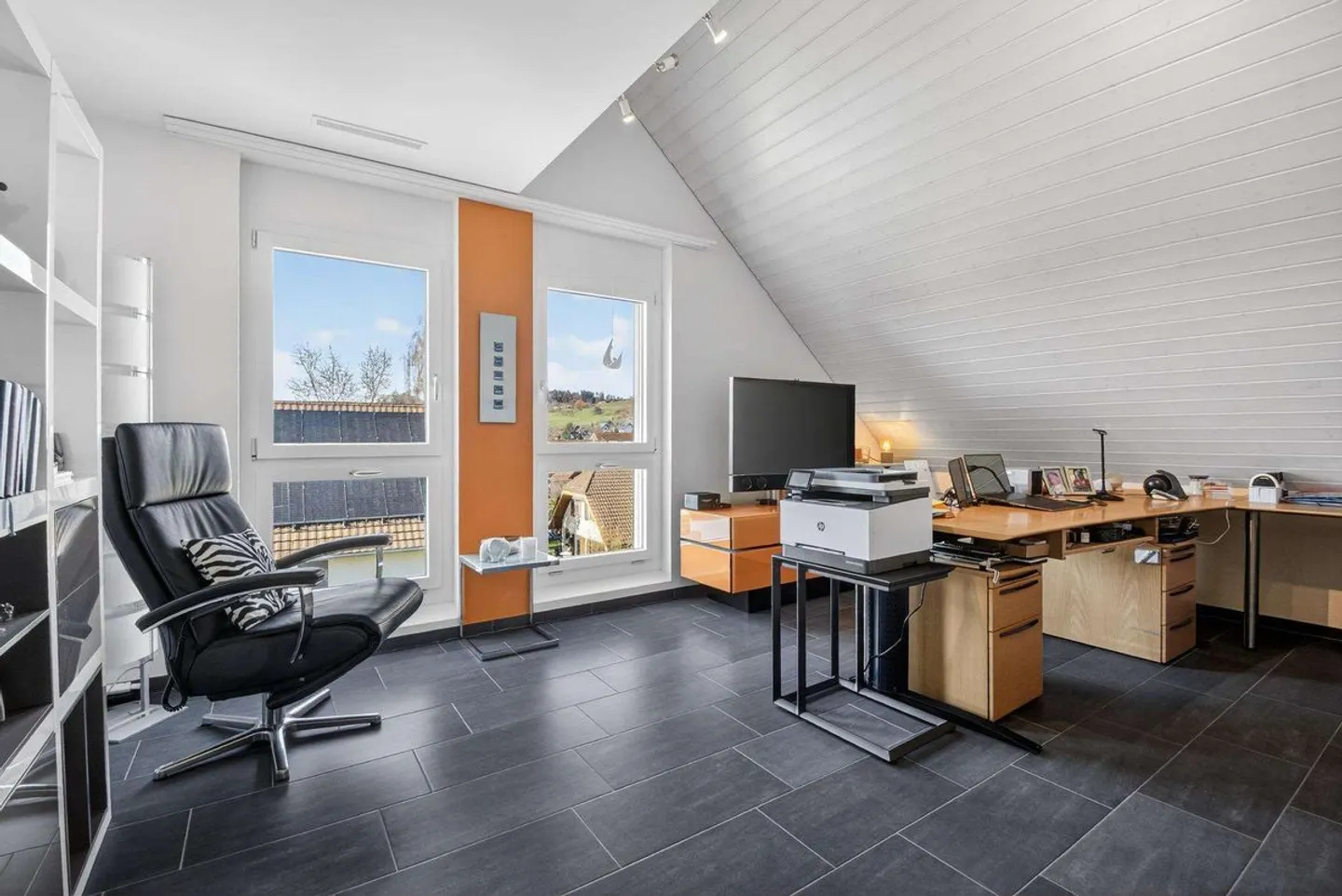 Maisonette en attique bien entretenue et lumineuse avec vue dégagée et possibilité de créer 2 appartements à partir de celle-ci - Photo 3 sur 7