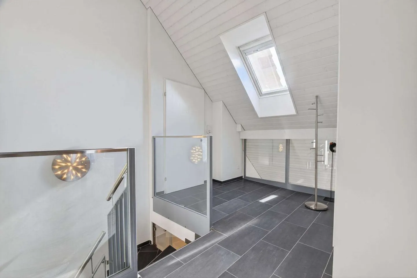 Maisonette en attique bien entretenue et lumineuse avec vue dégagée et possibilité de créer 2 appartements à partir de celle-ci - Photo 4 sur 7