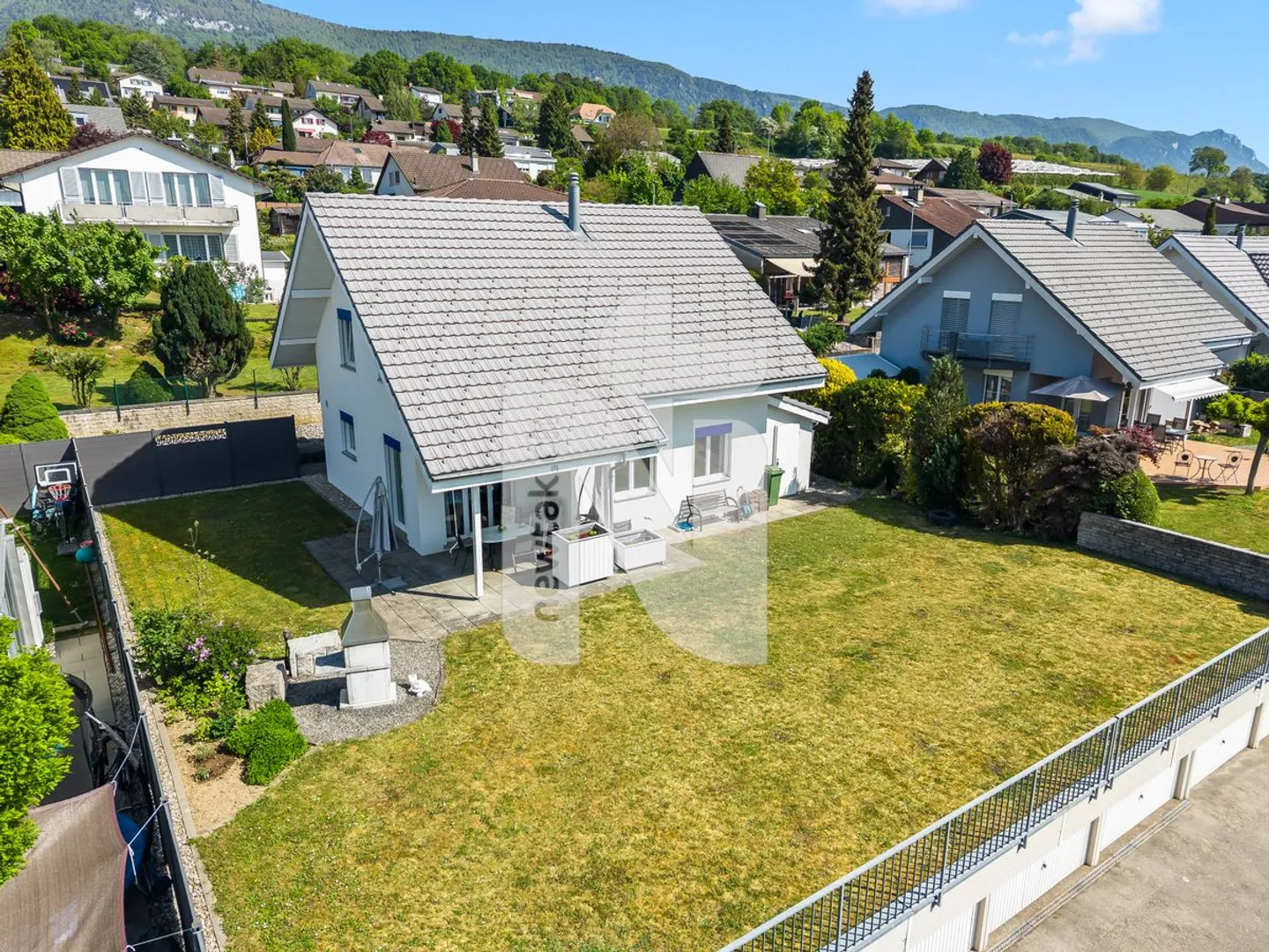 Family-friendly with garden, double garage in a quiet, nature-friendly location - Photo 1 of 13