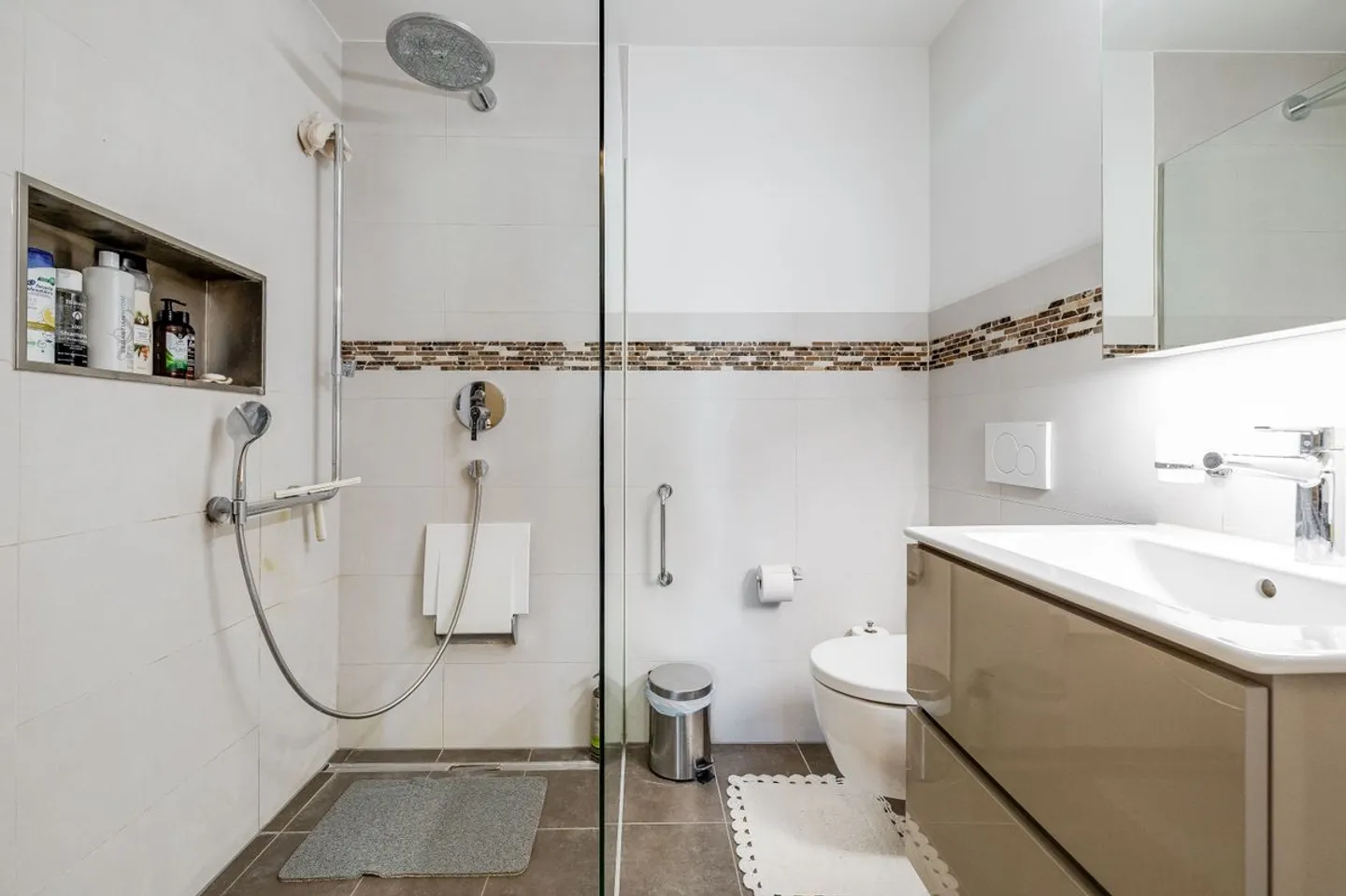 Spacious and Bright 5.5-Room Apartment with a Wide View - Photo 11 of 13
