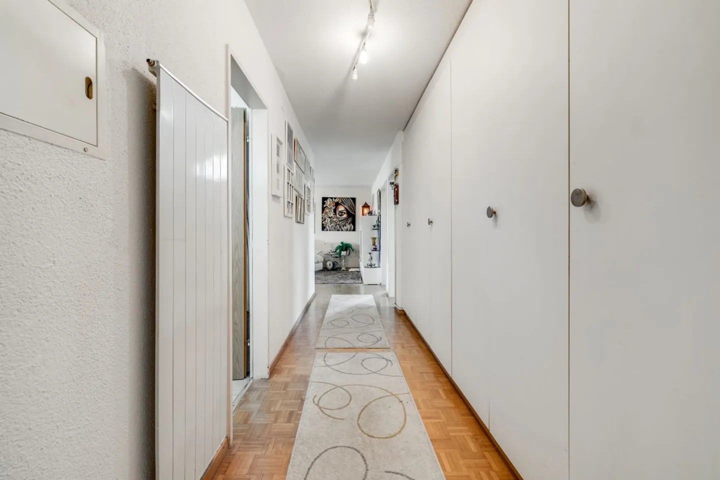 Spacious and Bright 5.5-Room Apartment with a Wide View - Photo 10 of 13