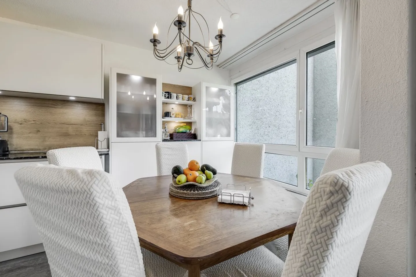 Spacious and Bright 5.5-Room Apartment with a Wide View - Photo 3 of 13