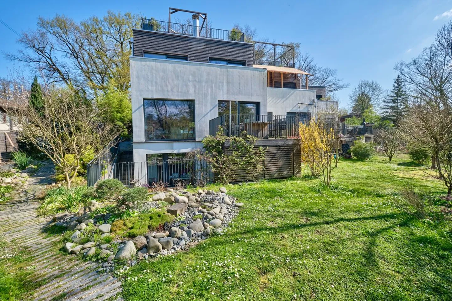 Very Beautiful Contemporary Town House with a wonderful Japanese garden - Photo 2 of 13