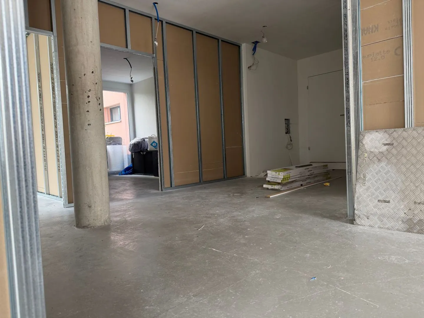 Bright commercial space with individual design options - Photo 2 of 9