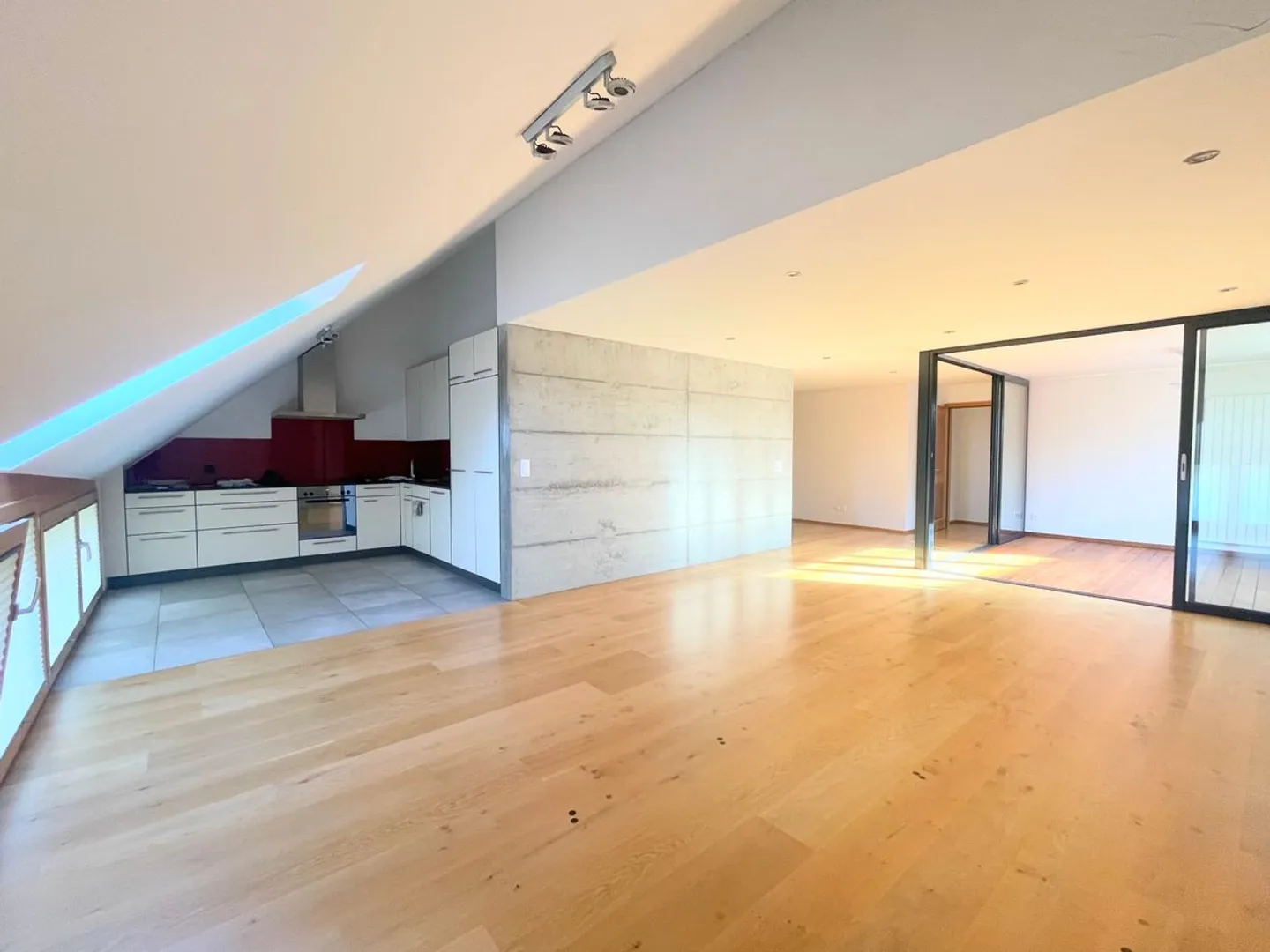 Zu vermieten: 4,5 Zimmer mit Innenloggia! - Foto 1 von 12