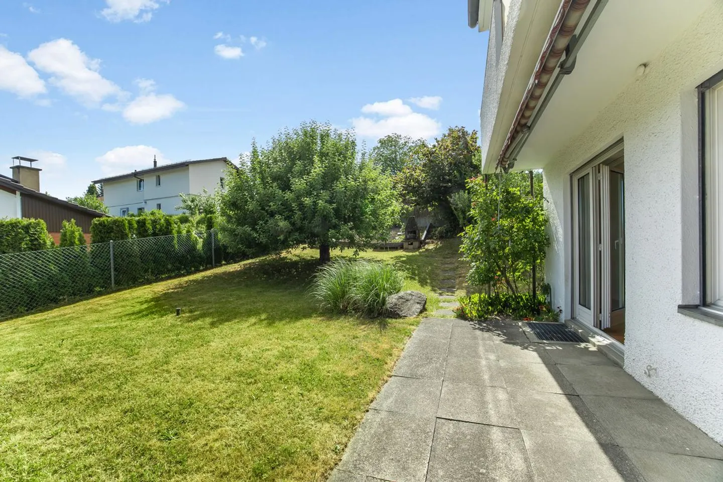 Maison jumelée bien entretenue avec jardin, pompe à chaleur, système photovoltaïque et vue - Photo 3 sur 10
