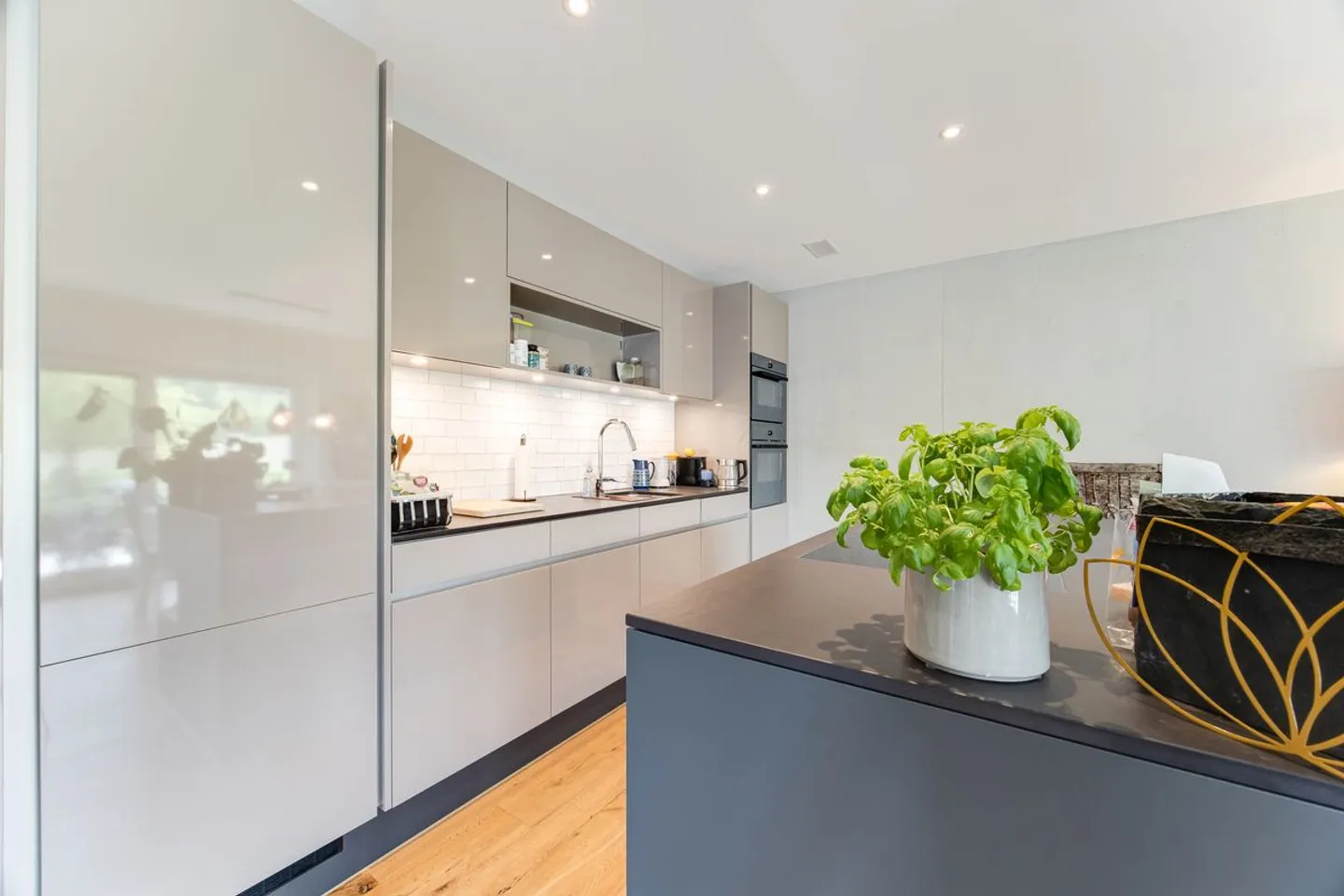 Condominio esclusivo di 4,5 stanze con finiture di alta qualità e balcone soleggiato da sogno - Foto 2 di 13