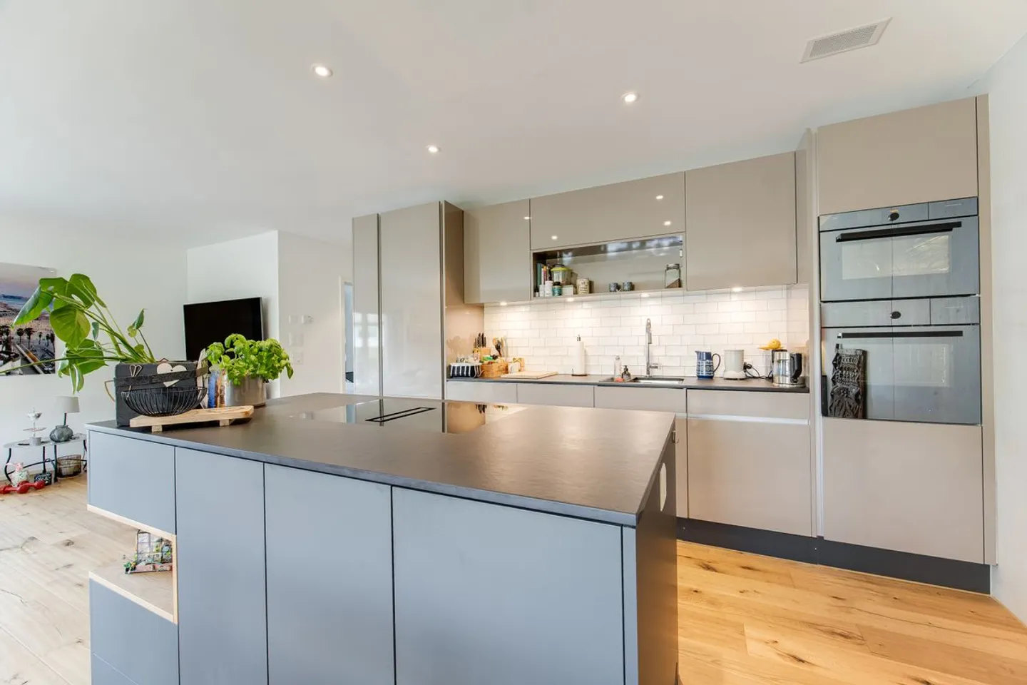 Condominio esclusivo di 4,5 stanze con finiture di alta qualità e balcone soleggiato da sogno - Foto 3 di 13