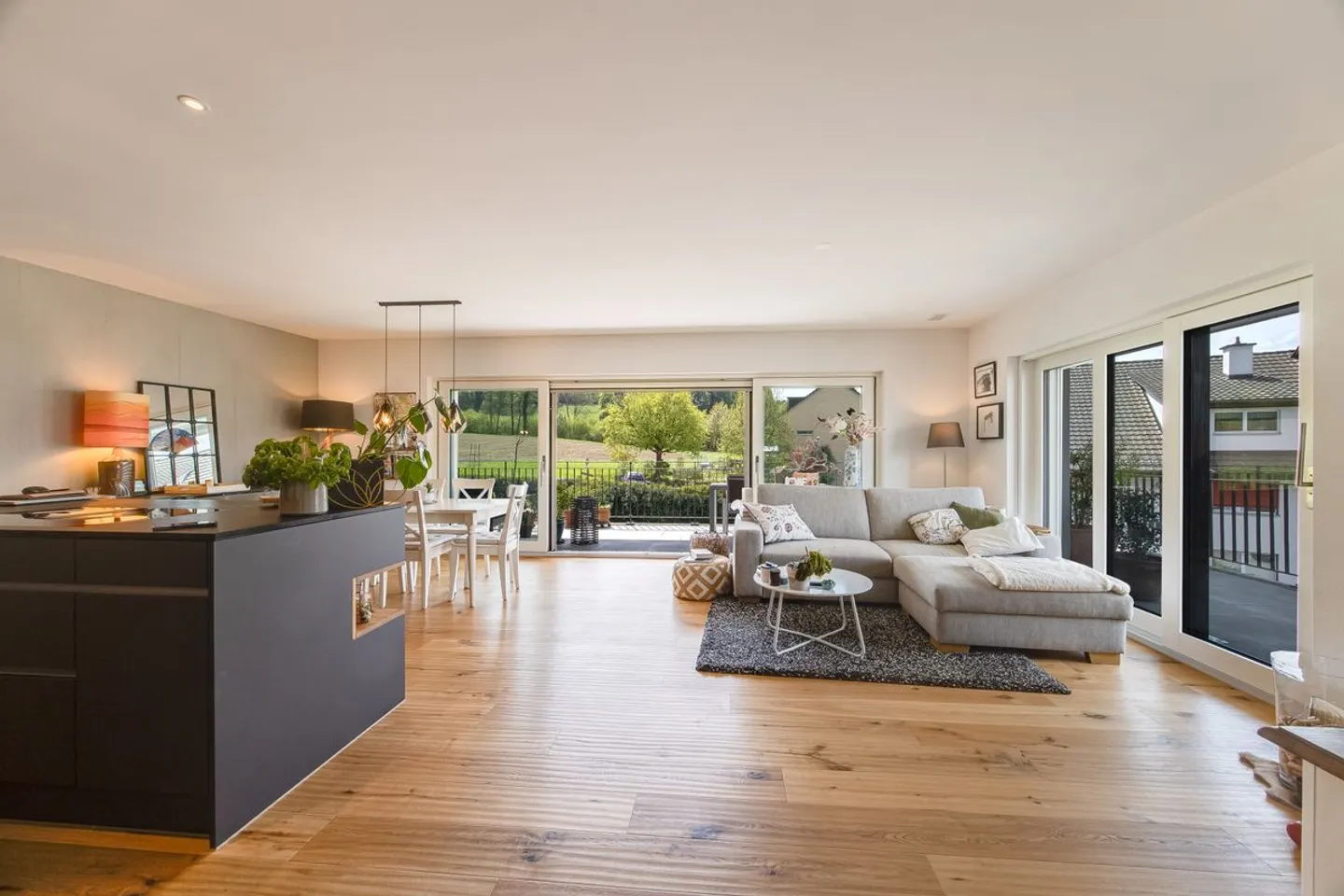 Condominio esclusivo di 4,5 stanze con finiture di alta qualità e balcone soleggiato da sogno - Foto 1 di 13