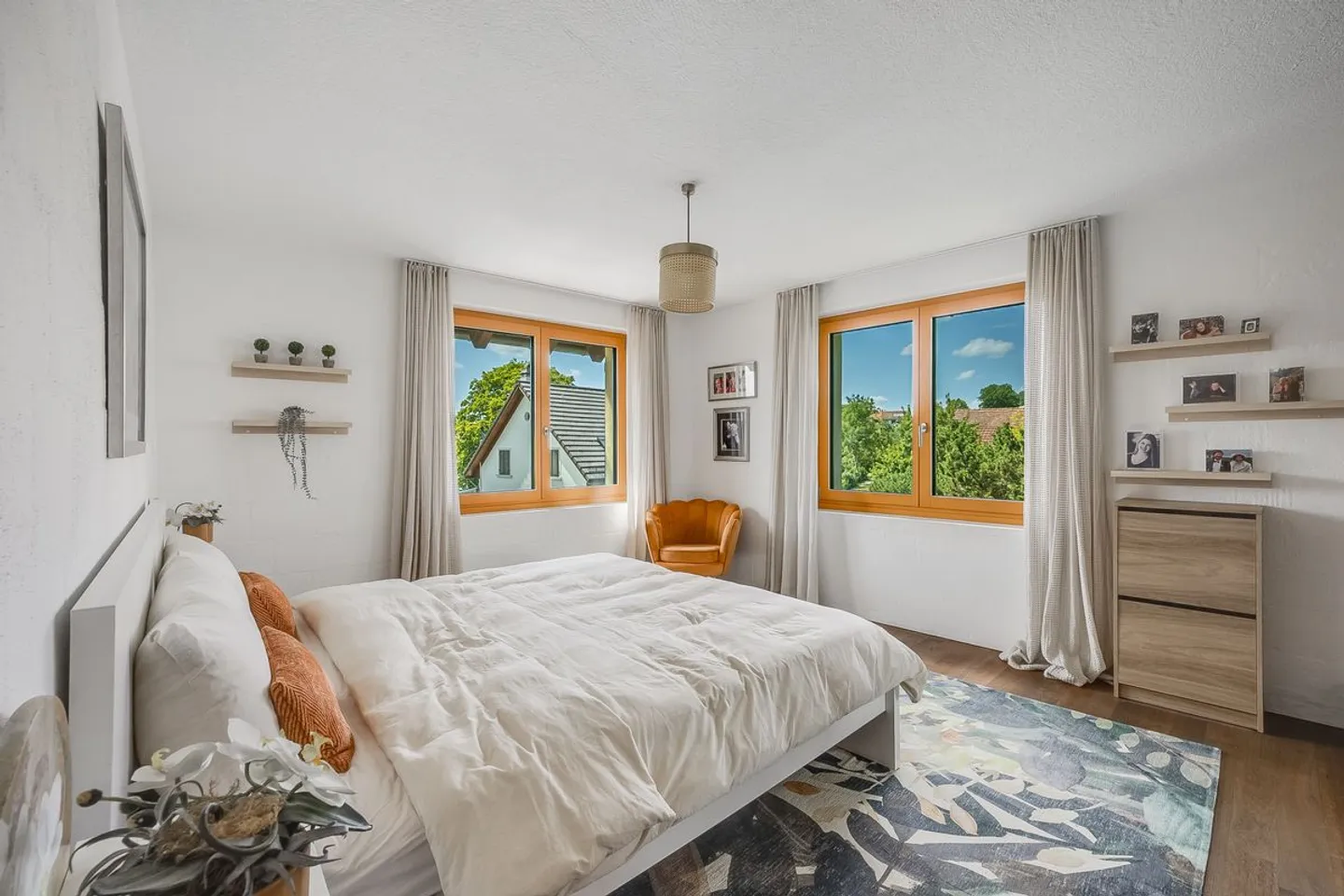 Ruhig gelegenes Doppeleinfamilienhaus mit Ausbaupotenzial bis auf 5 Zimmer! - Foto 6 von 13