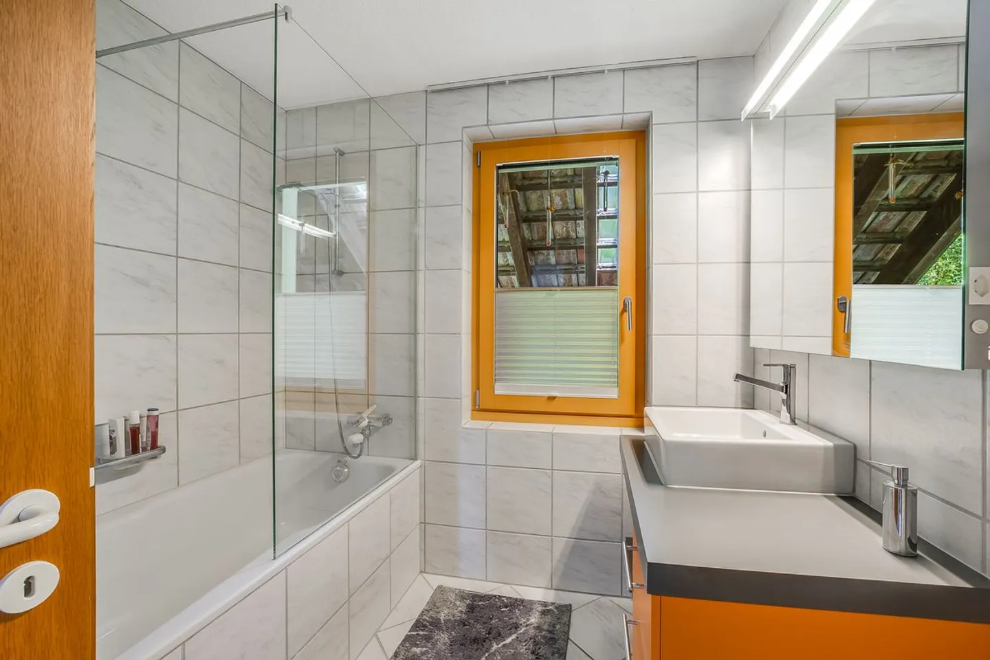 Ruhig gelegenes Doppeleinfamilienhaus mit Ausbaupotenzial bis auf 5 Zimmer! - Foto 11 von 13