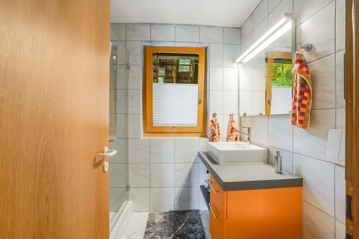 Ruhig gelegenes Doppeleinfamilienhaus mit Ausbaupotenzial bis auf 5 Zimmer! - Foto 10 von 13