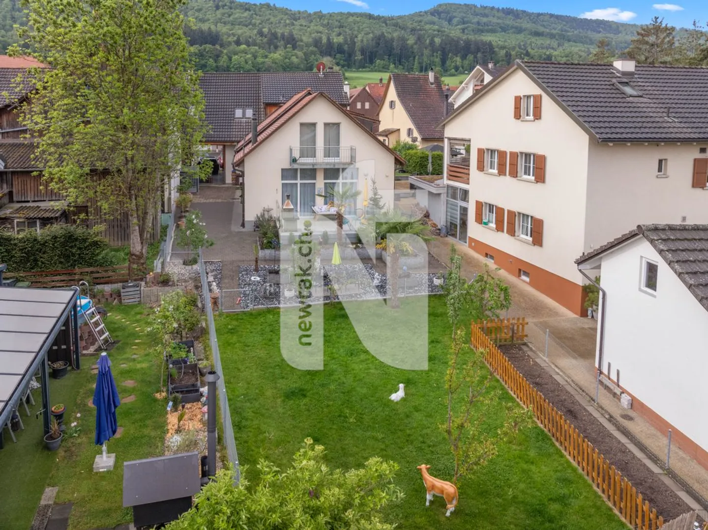 Spacious, modern single-family house with well-kept garden in a quiet location - Photo 1 of 13