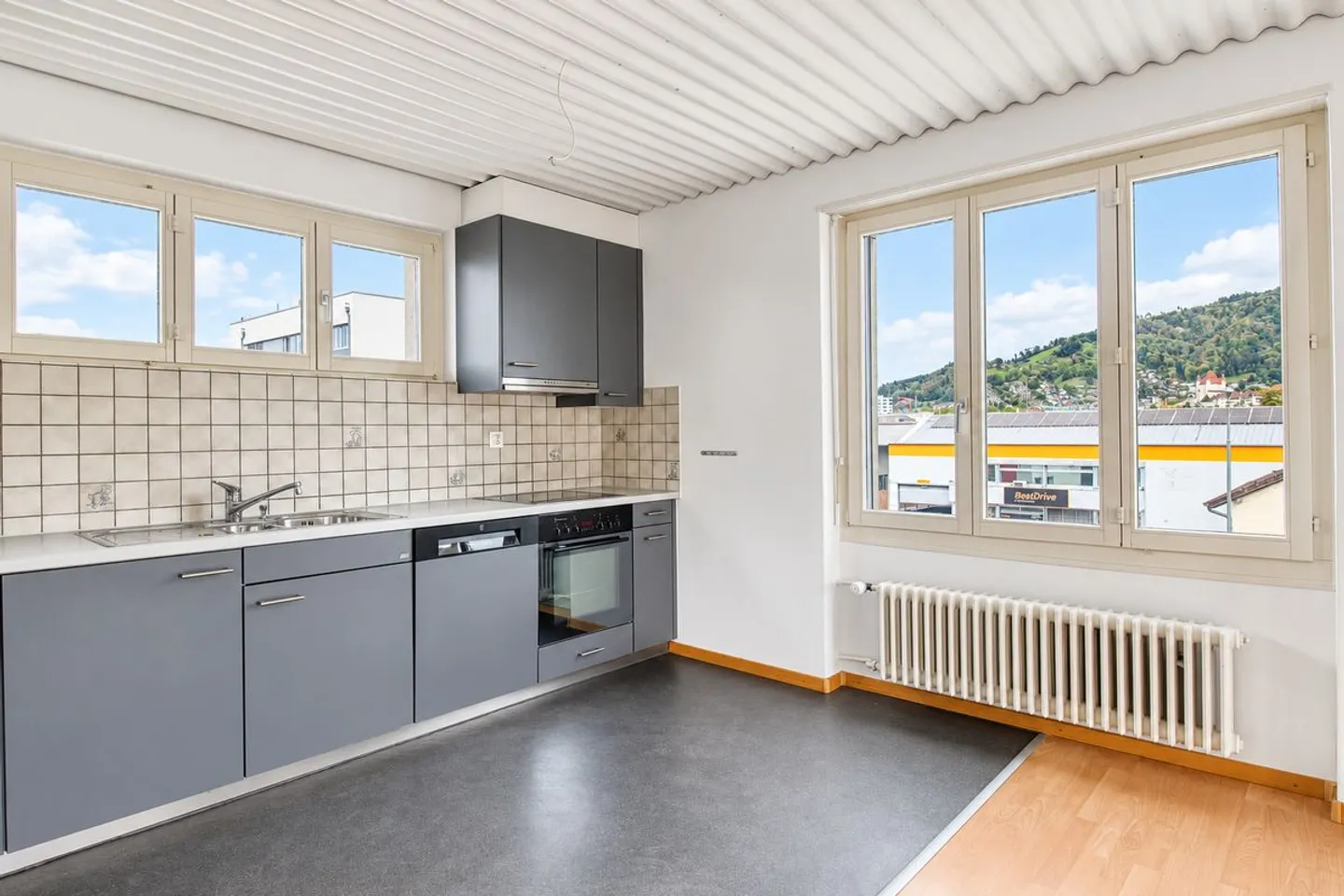 Loft di 3 stanze con camino, vista montagna, balcone e terrazza a Thun - Foto 5 di 12