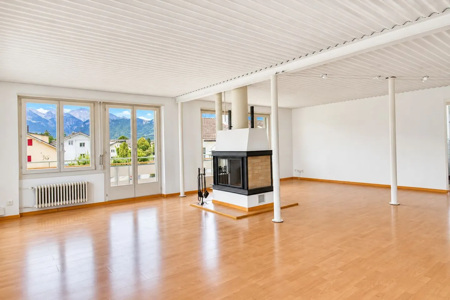 Loft di 3 stanze con camino, vista montagna, balcone e terrazza a Thun - Foto 2 di 12