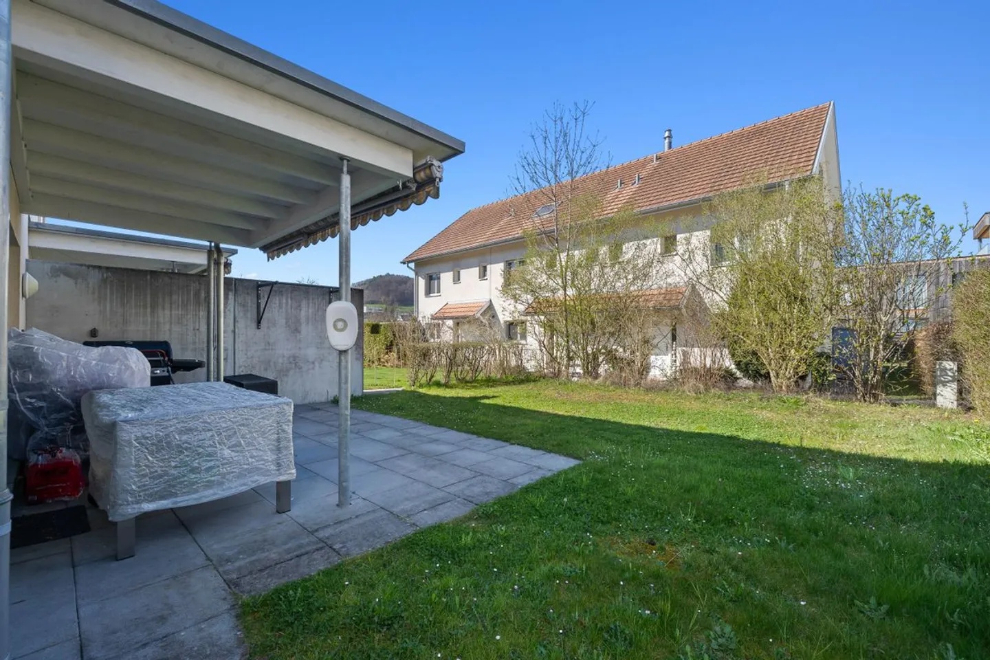 REIHENECKHAUS MIT WUNDERSCHÖNEM GARTEN - Photo 3 of 10