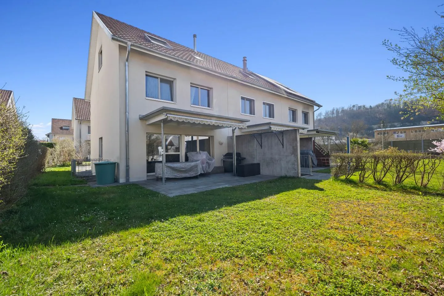 REIHENECKHAUS MIT WUNDERSCHÖNEM GARTEN - Photo 1 of 10