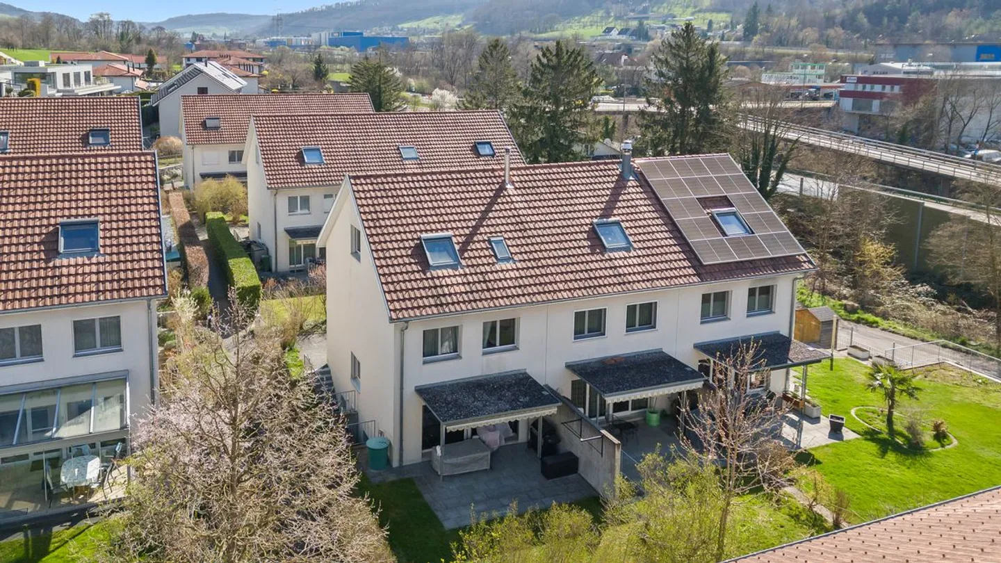 REIHENECKHAUS MIT WUNDERSCHÖNEM GARTEN - Photo 2 of 10