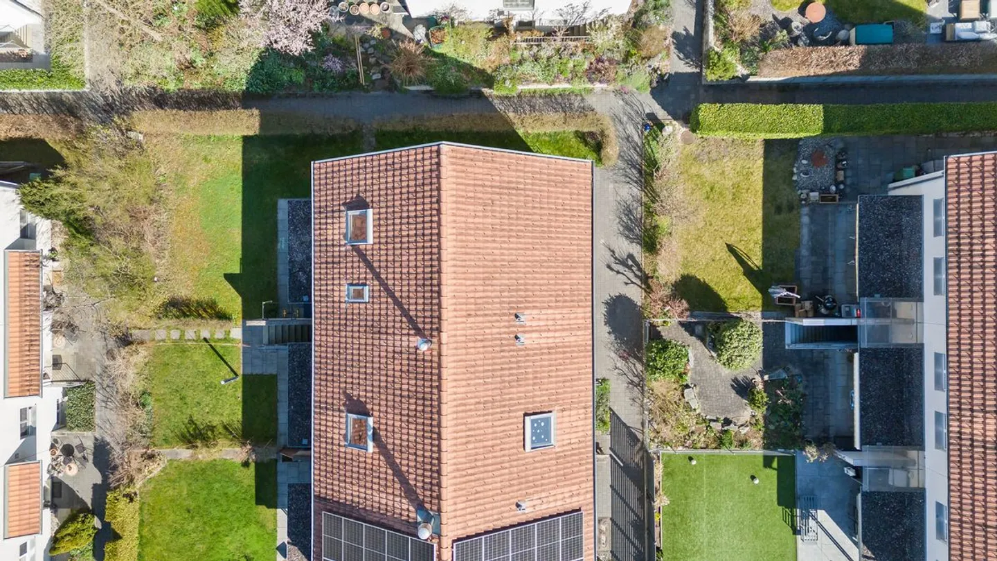 REIHENECKHAUS MIT WUNDERSCHÖNEM GARTEN - Photo 9 of 10