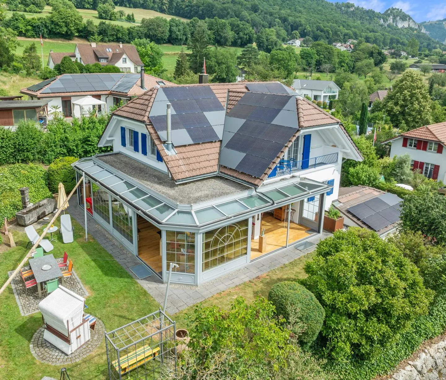 Maison individuelle exclusive de 7,5 pièces avec jardin d'hiver et système solaire - Photo 2 sur 12