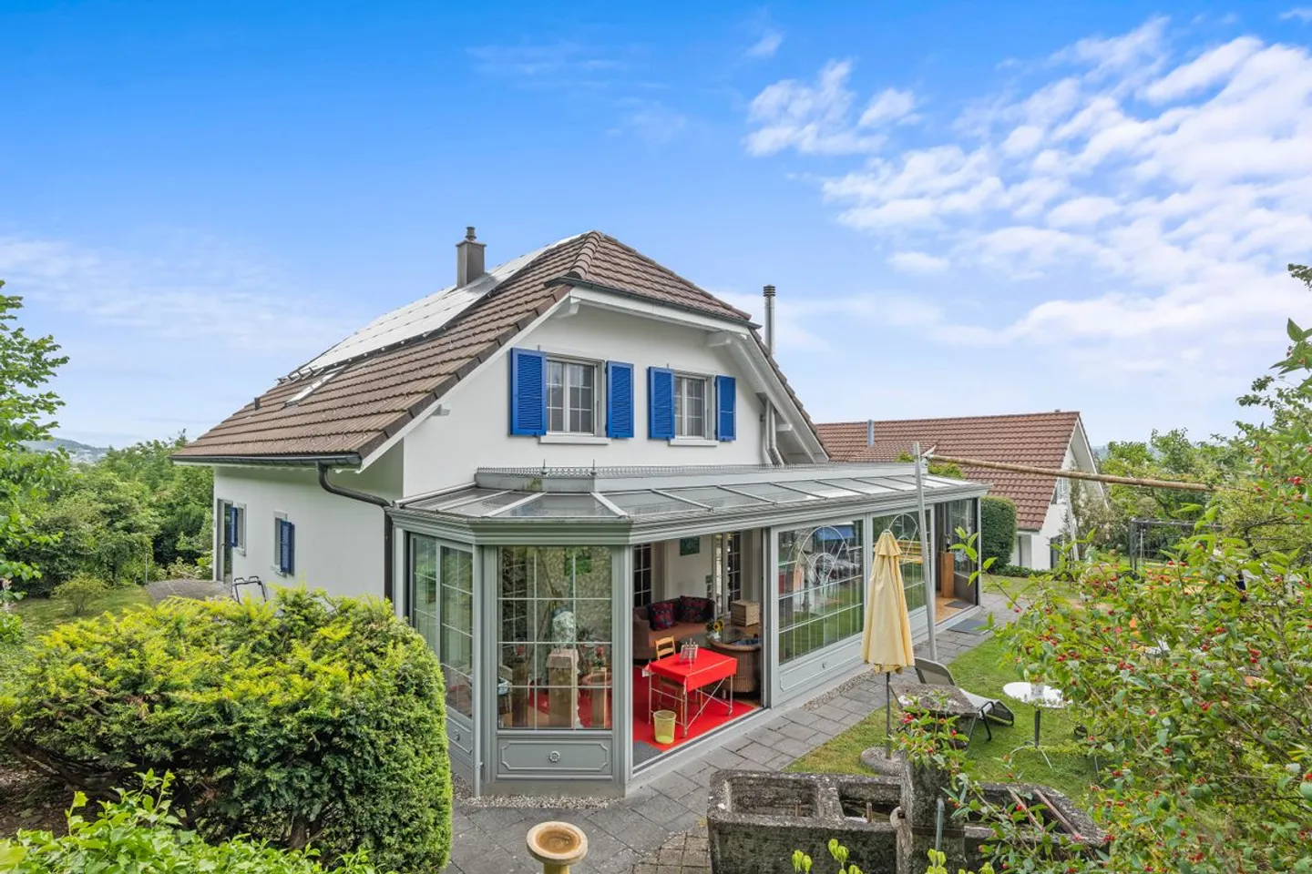 Maison individuelle exclusive de 7,5 pièces avec jardin d'hiver et système solaire - Photo 1 sur 12