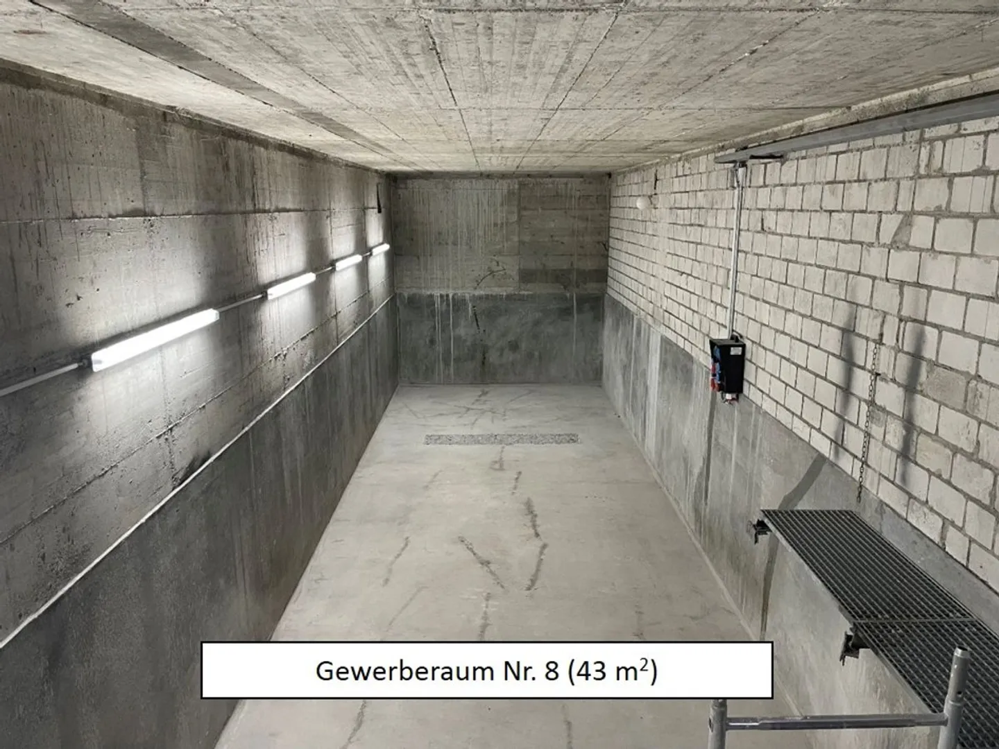 Parking spaces, storage areas and commercial premises for rent - Photo 5 of 8